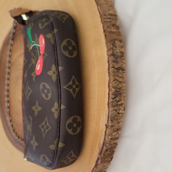 louis vuitton takashi murakami cherry pochette - Picture 4 of 14